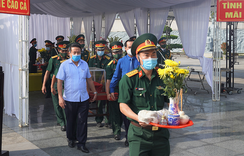 Quảng Trị: Đón nhận, truy điệu và an táng 24 hài cốt liệt sĩ quân tình nguyện Việt Nam - Ảnh 1