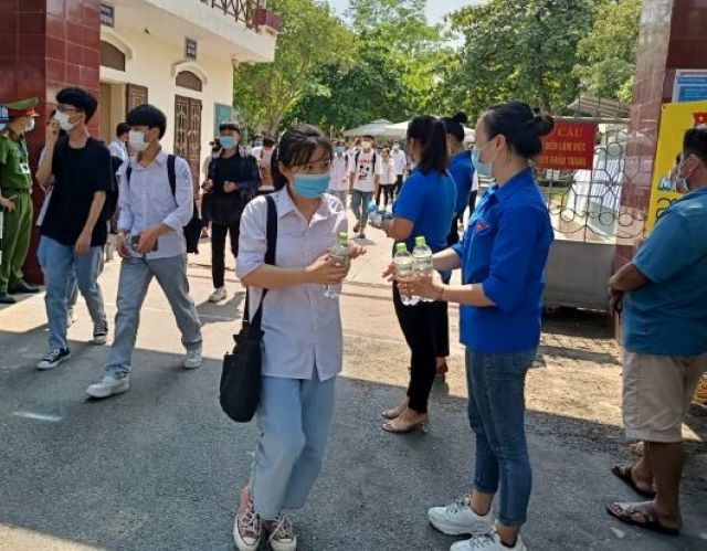 Hơn 2.200 thí sinh thị xã Sơn Tây hoàn thành môn thi đầu tiên kỳ thi tốt nghiệp THPT năm 2021 - Ảnh 2