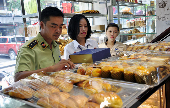 Quận Hoàn Kiếm kiểm tra các cửa hàng bánh Trung thu - Ảnh 1