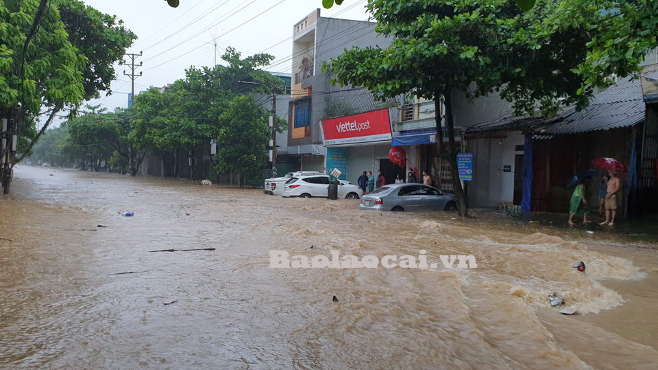 Thành phố Lào Cai ngập sâu sau trận mưa lớn - Ảnh 1