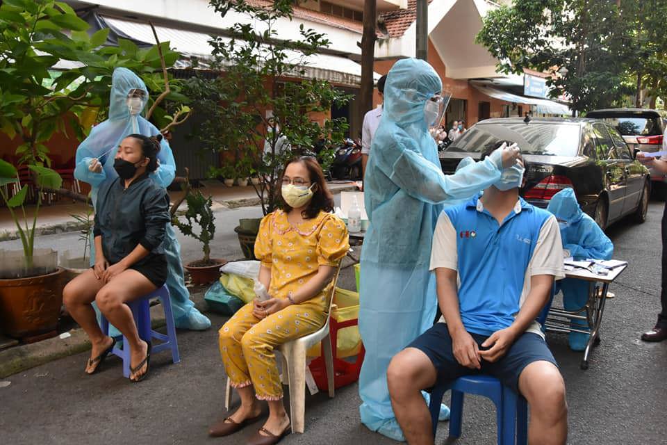 TP Hồ Chí Minh: Nhân viên y tế gõ từng nhà dân lấy mẫu xét nghiệm Covid-19 - Ảnh 12