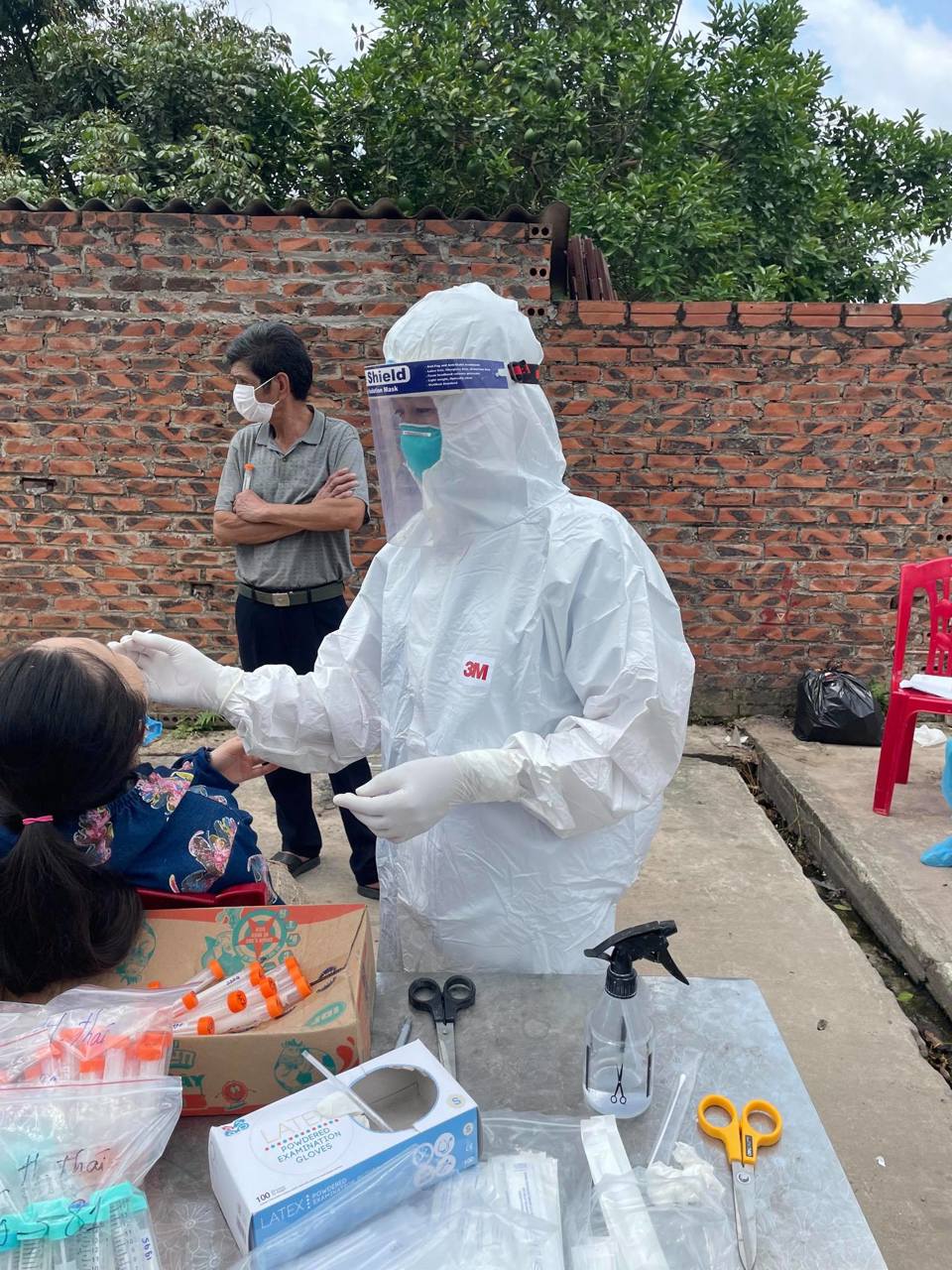 Số ca nhiễm Covid-19 tăng chóng mặt, Bắc Giang đề nghị Bộ Y tế hỗ trợ 200.000 test nhanh - Ảnh 2