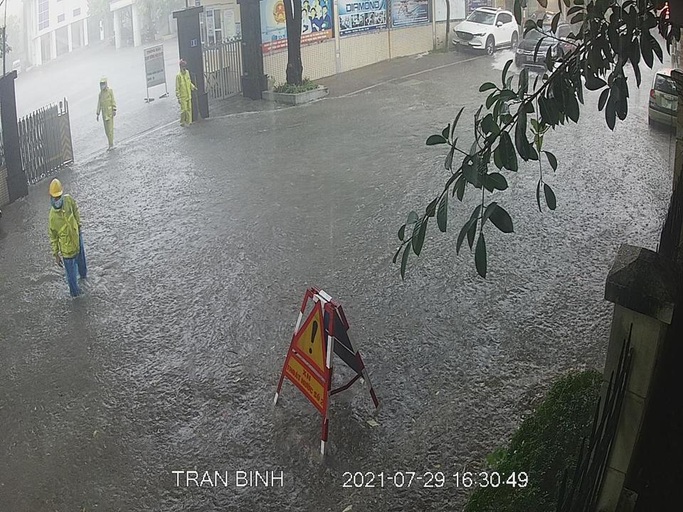 Hà Nội: Đường phố vắng tanh trong chiều mưa lớn, một số tuyến phố bị ngập - Ảnh 11