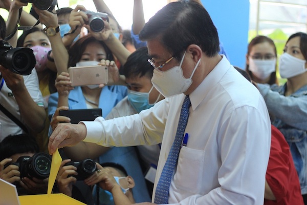 Rộn ràng không khí bầu cử tại các điểm bỏ phiếu trên địa bàn TP Hồ Chí Minh - Ảnh 2