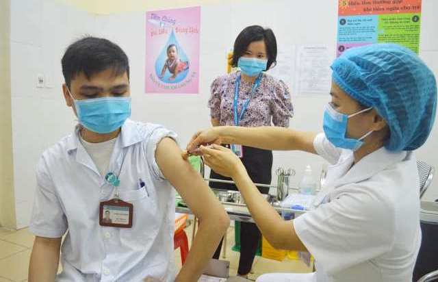Huyện Sóc Sơn: Hơn 42.000 đối tượng ưu tiên được tiêm phòng vaccine Covid-19 - Ảnh 1
