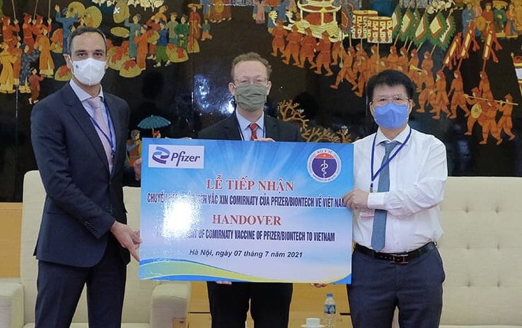 Hơn 97.000 liều vaccine phòng Covid-19 của Pfizer/BioNtech đầu tiên đã về Việt Nam - Ảnh 1