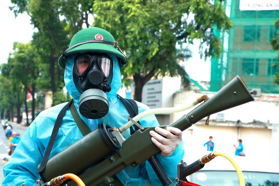 TP Hồ Chí Minh: Quân đội phun khử trùng, tiêu độc tại quận Gò Vấp - Ảnh 3