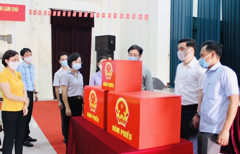 Trưởng ban Tuyên giáo Thành uỷ Bùi Huyền Mai: Quận Thanh Xuân đảm bảo phòng, chống dịch Covid-19 trong ngày bầu cử - Ảnh 2