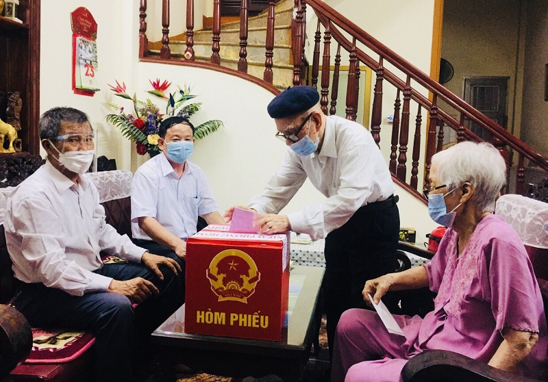 Chùm ảnh: Những cử tri đặc biệt tham gia bầu cử tại quận Thanh Xuân - Ảnh 3