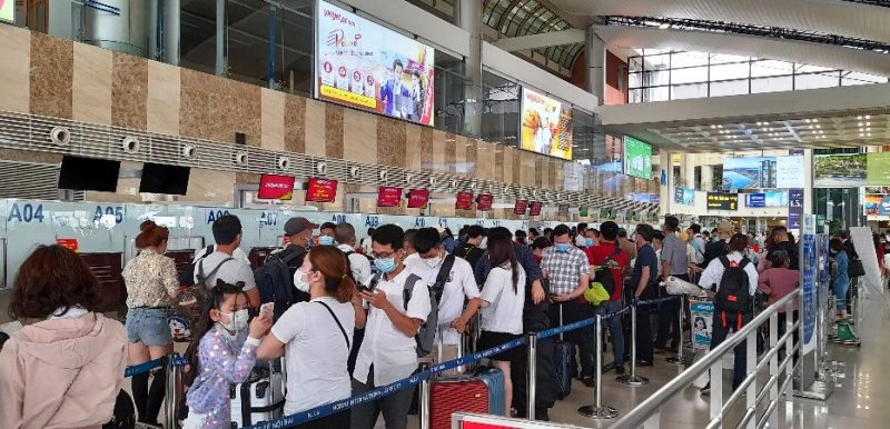 Cận cảnh Sân bay Nội Bài trong cao điểm ngày đầu nghỉ lễ - Ảnh 5