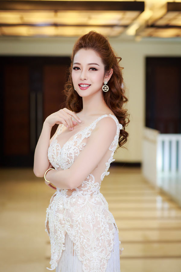 Hoa hậu Jennifer Phạm liên tục khoe phong cách gợi cảm - Ảnh 3