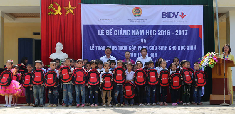 5.000 cặp phao cứu sinh BIDV cùng học sinh đến trường - Ảnh 1