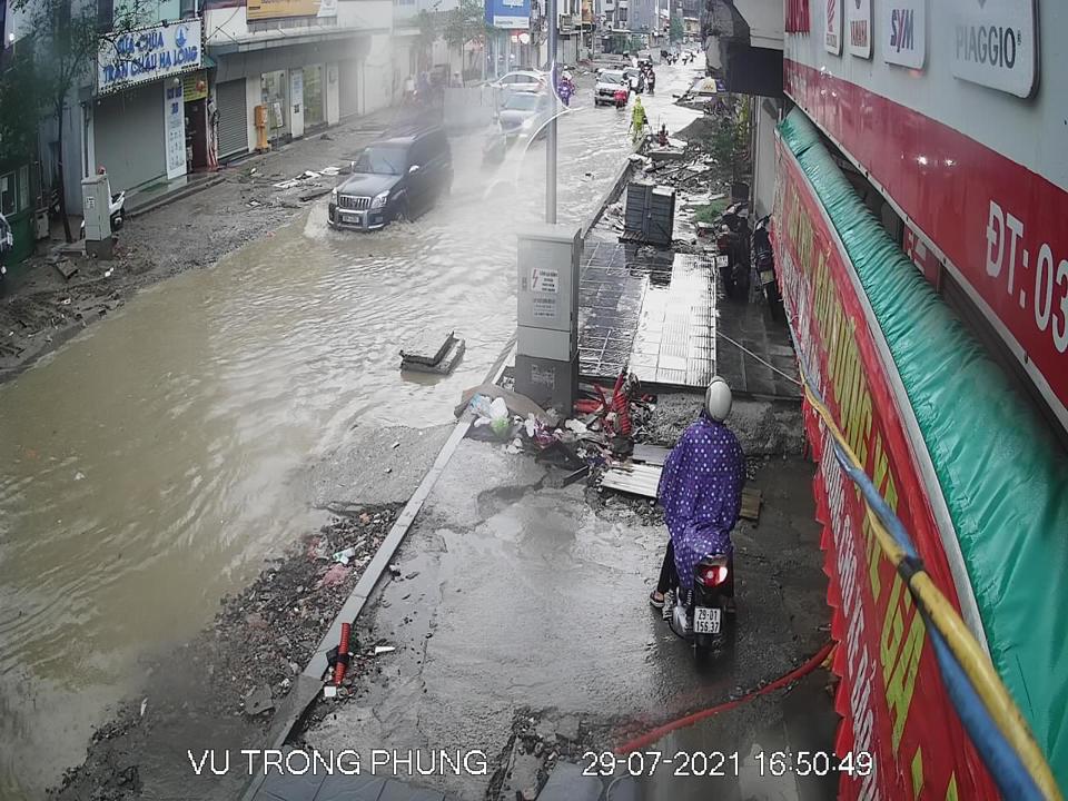 Hà Nội: Đường phố vắng tanh trong chiều mưa lớn, một số tuyến phố bị ngập - Ảnh 15