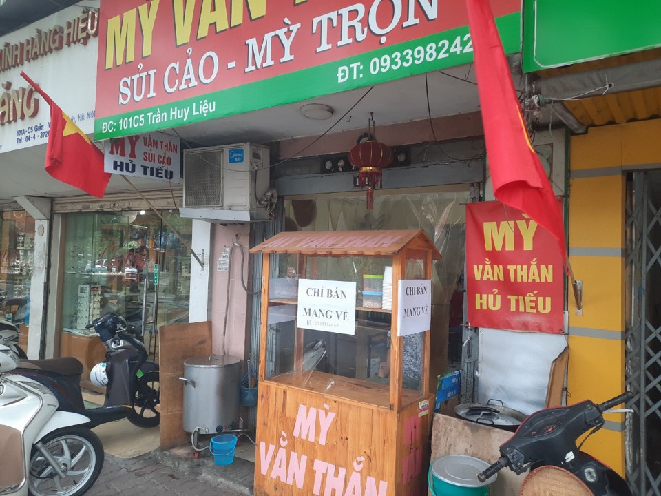 Chùm ảnh: Hàng quán kinh doanh ăn uống trên địa bàn quận Ba Đình chủ động phòng, chống dịch Covid-19 - Ảnh 2