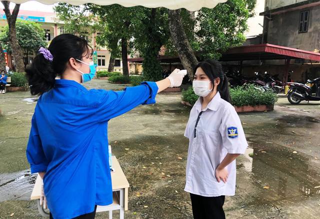 Thanh niên tình nguyện huyện Mê Linh dầm mưa hỗ trợ thí sinh dự thi lớp 10 THPT - Ảnh 2