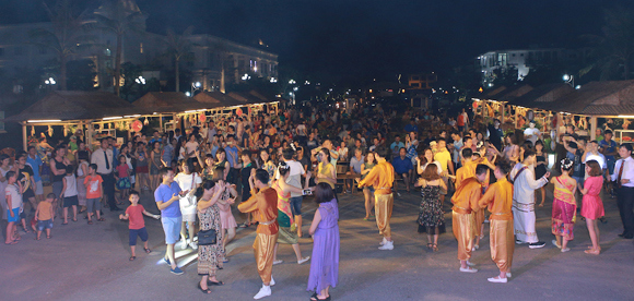 Lễ hội văn hoá Lào tại FLC Sầm Sơn thu hút 2.000 khách - Ảnh 1