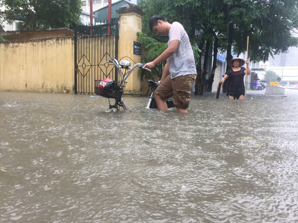 Hà Nội: Mưa lớn, nhiều điểm ngập xuất hiện - Ảnh 5