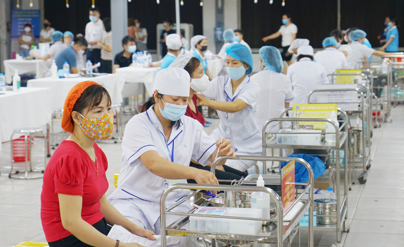 Hà Nội: Hàng nghìn công nhân khu công nghiệp Quang Minh được tiêm vaccine Covid-19 - Ảnh 7