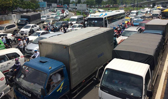 Xây thêm 2 cầu vượt  nhưng cửa ngõ vào sân bay Tân Sơn Nhất vẫn kẹt cứng - Ảnh 4