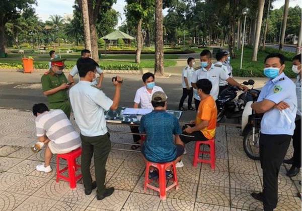 TP Hồ Chí Minh: Nhiều người dân ra ngoài không có lý do chính đáng bị xử phạt - Ảnh 1