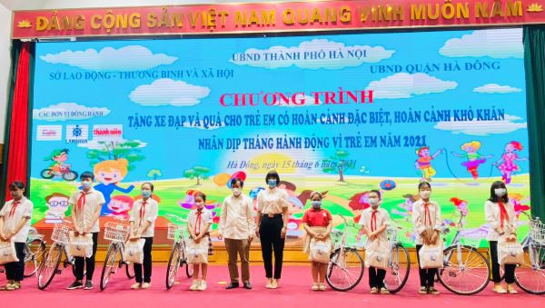 Hà Nội trao tặng 50 xe đạp và 185 phần quà cho trẻ em có hoàn cảnh đặc biệt, hoàn cảnh khó khăn - Ảnh 2