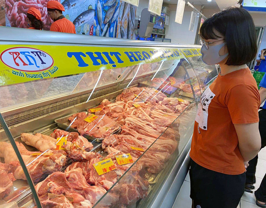 [Biến động thị trường] Giá lợn hơi chạm “đáy” sau 2 năm, thịt lợn tại chợ vẫn ở mức cao - Ảnh 1
