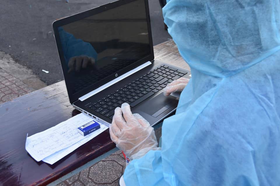 TP Hồ Chí Minh: Nhân viên y tế gõ từng nhà dân lấy mẫu xét nghiệm Covid-19 - Ảnh 4