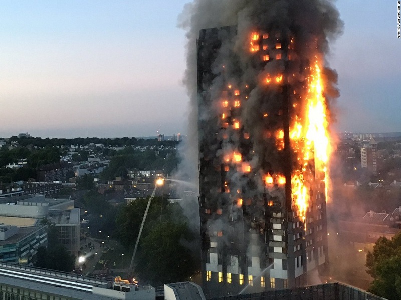 [Video] Tòa nhà 27 tầng ở London chìm trong biển lửa - Ảnh 1