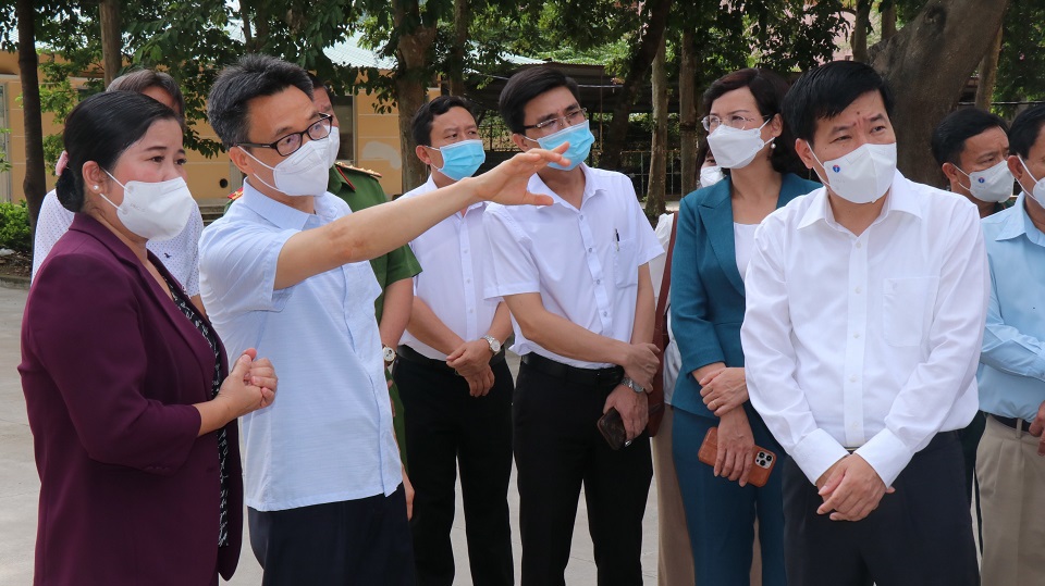 Phó Thủ tướng Vũ Đức Đam kiểm tra bệnh viện dã chiến huyện Đồng Phú, tỉnh Bình Phước - Ảnh 1