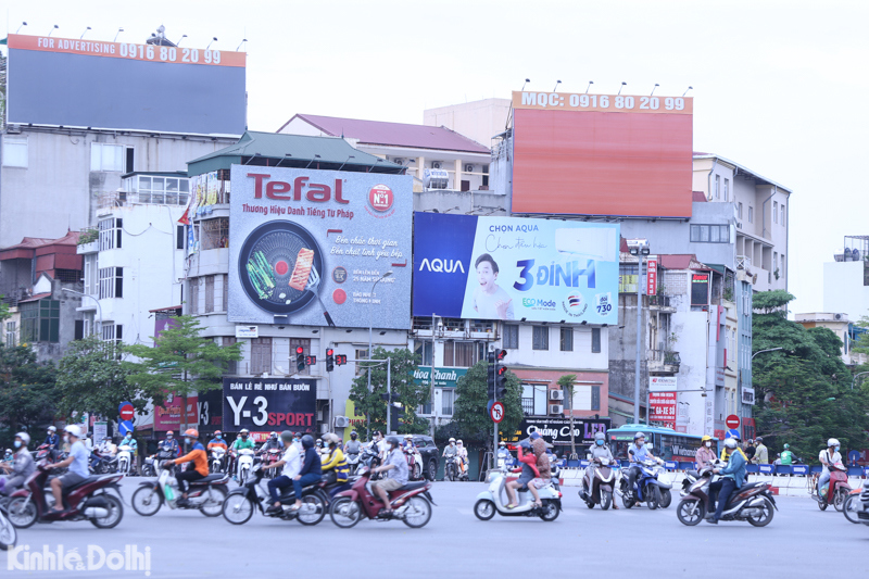 [Ảnh] Hà Nội: Biển hiệu quảng cáo quá khổ lại "mọc lên như nấm", chính quyền làm ngơ? - Ảnh 4