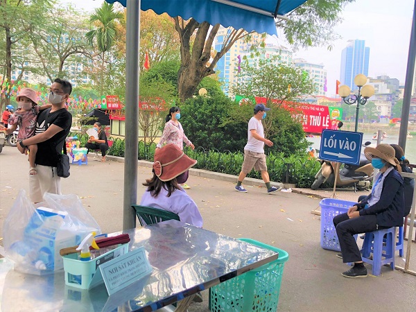 Hà Nội: Người dân chủ quan không đeo khẩu trang tại công viên - Ảnh 3