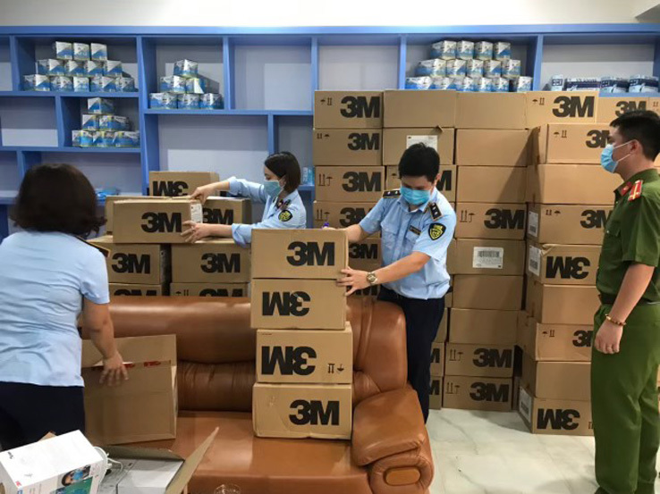 Quản lý thị trường Hà Nội tạm giữ 17.100 khẩu trang nghi giả mạo nhãn hiệu 3M - Ảnh 1