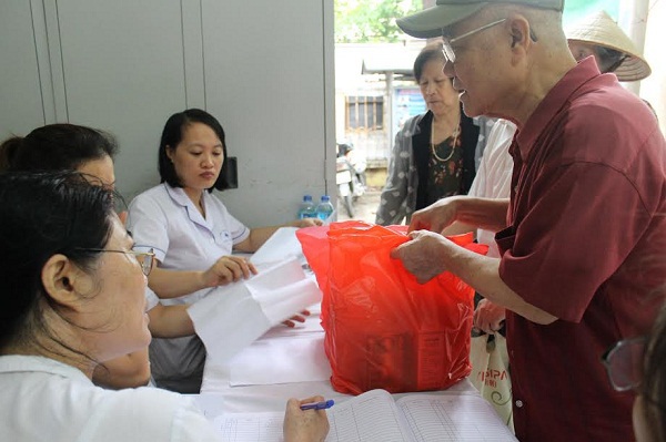 Bệnh viện E và phường Nghĩa Tân phối hợp khám bệnh miễn phí cho đối tượng chính sách - Ảnh 4