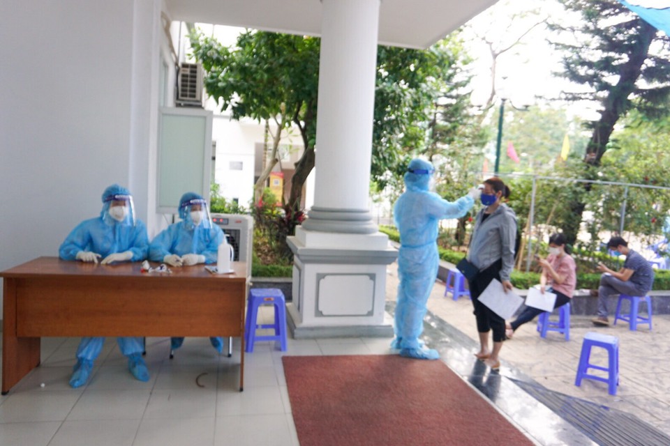 Chùm ảnh: Quận Thanh Xuân xét nghiệm Covid-19 cho 854 người trở về từ Đà Nẵng - Ảnh 4