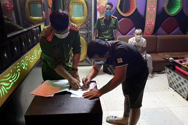 Quảng Ninh: Bất chấp lệnh cấm, quán karaoke vẫn phục vụ khách - Ảnh 1