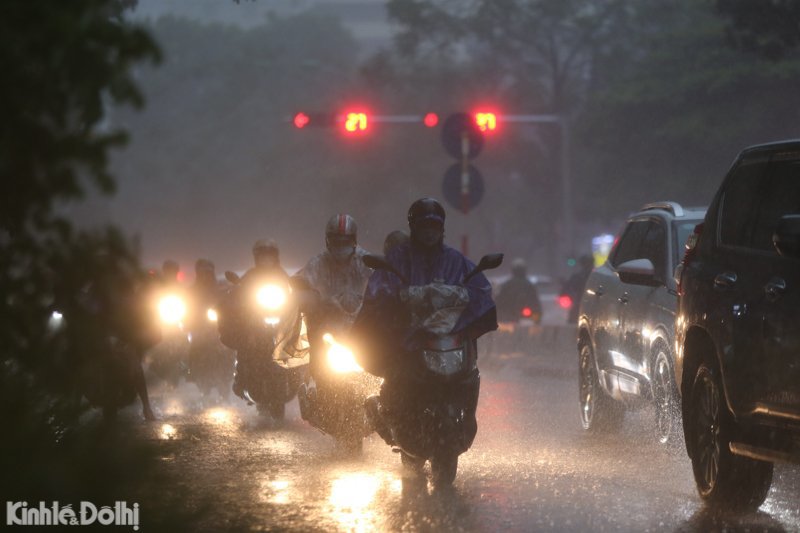 [Ảnh] Nội thành Hà Nội bất ngờ mưa lớn, ô tô rẽ sóng trên phố - Ảnh 10