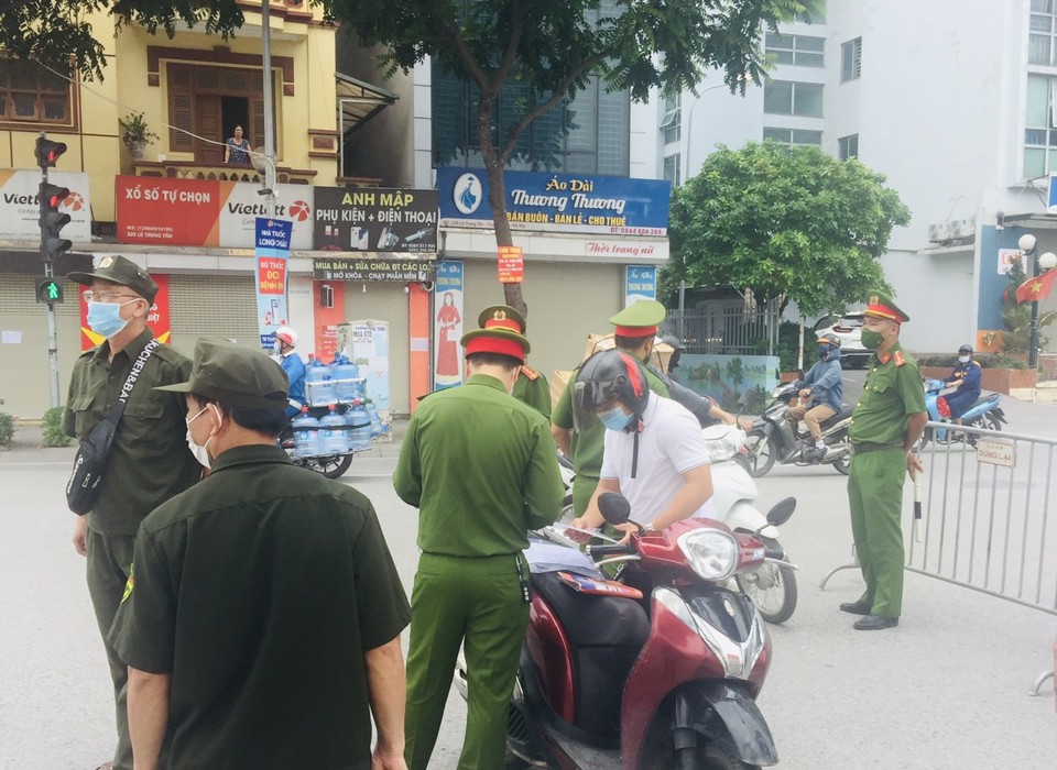 Chùm ảnh: Quận Thanh Xuân tăng cường kiểm tra, xử lý các trường hợp vi phạm Chỉ thị 17 - Ảnh 4