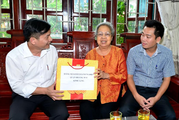 Đảng ủy Khối Doanh nghiệp quận Hoàng Mai tặng quà tri ân Mẹ Việt Nam Anh hùng - Ảnh 1