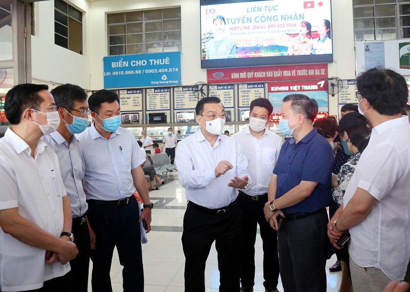 Chủ tịch UBND TP Hà Nội kiểm tra công tác phòng chống Covid-19 ở sân bay Nội Bài, bến xe Mỹ Đình - Ảnh 3