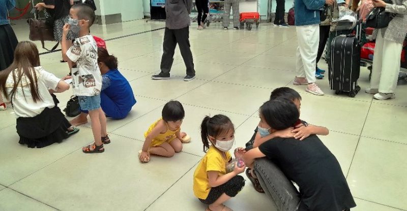 Cận cảnh Sân bay Nội Bài trong cao điểm ngày đầu nghỉ lễ - Ảnh 11