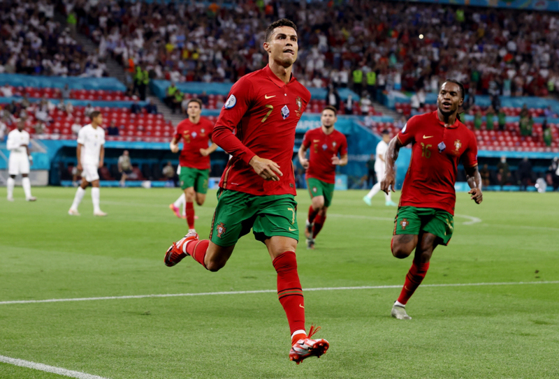 Ronaldo dẫn đầu danh sách Vua phá lưới EURO 2020, cân bằng bằng kỷ lục ghi bàn thế giới - Ảnh 1