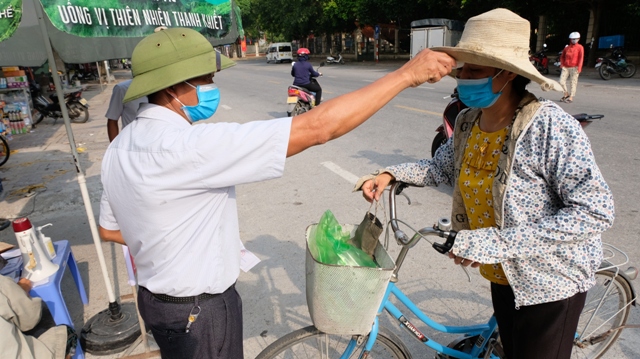 Huyện Sóc Sơn thí điểm cấp tem phiếu đi chợ cho người dân để phòng dịch Covid-19 - Ảnh 2