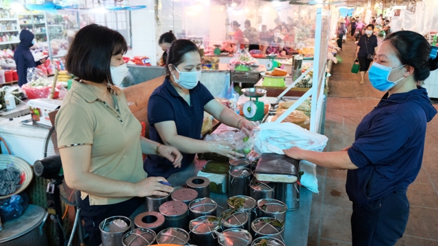 Huyện Sóc Sơn: Siêu thị mini, cửa hàng tiện ích phải đóng cửa trước 18 giờ - Ảnh 1