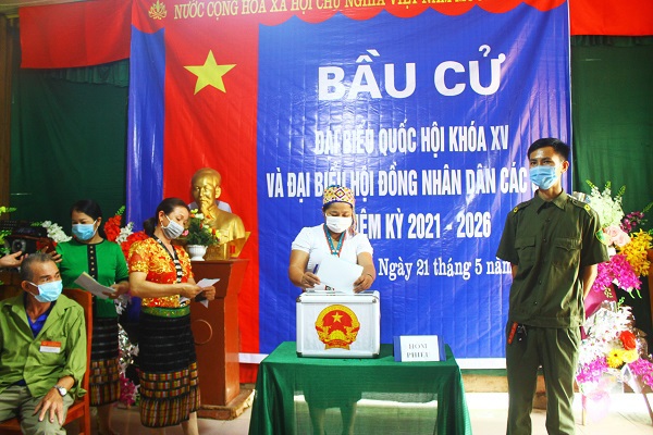 Nghệ An: Gần 43.000 cử tri các huyện miền núi nô nức đi bầu cử sớm - Ảnh 1