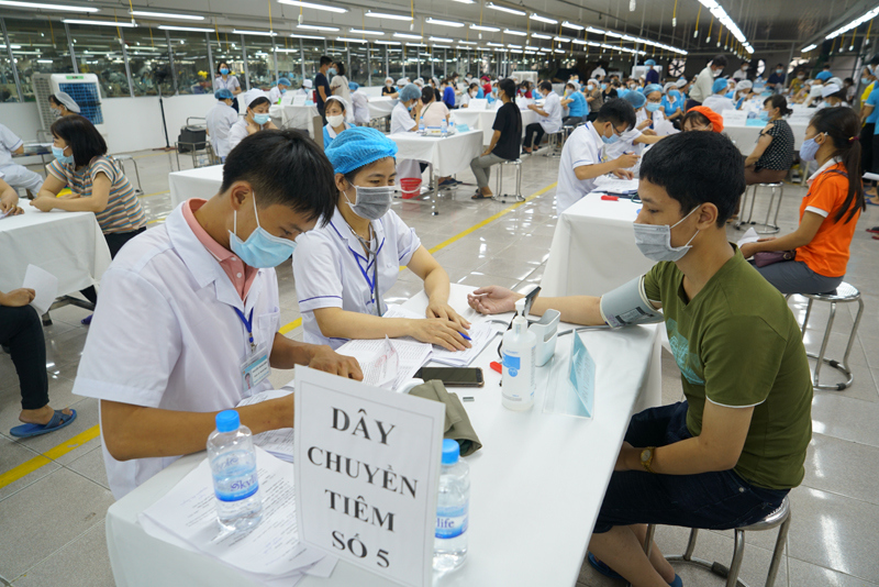 Hà Nội: Hàng nghìn công nhân khu công nghiệp Quang Minh được tiêm vaccine Covid-19 - Ảnh 3