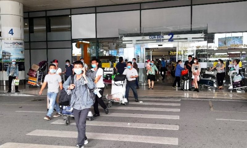 Cận cảnh Sân bay Nội Bài trong cao điểm ngày đầu nghỉ lễ - Ảnh 14