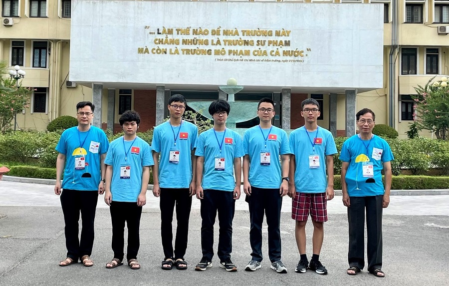 Hà Nội: Khen thưởng học sinh đạt thành tích cao tại các kỳ thi Olympic quốc tế 2021 - Ảnh 1
