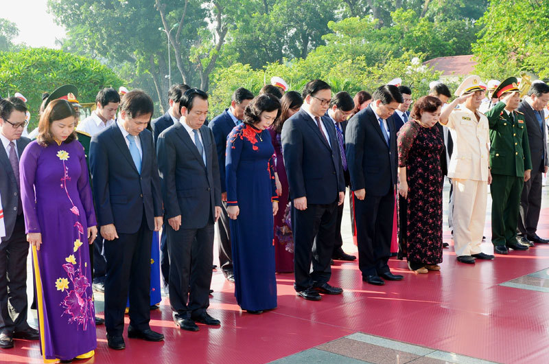 Lãnh đạo Đảng, Nhà nước và TP Hà Nội dâng hương tưởng niệm các anh hùng, liệt sỹ - Ảnh 3