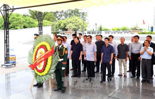 Phó Thủ tướng Trịnh Đình Dũng dâng hương tại các Nghĩa trang Liệt sĩ ở Quảng Trị - Ảnh 1