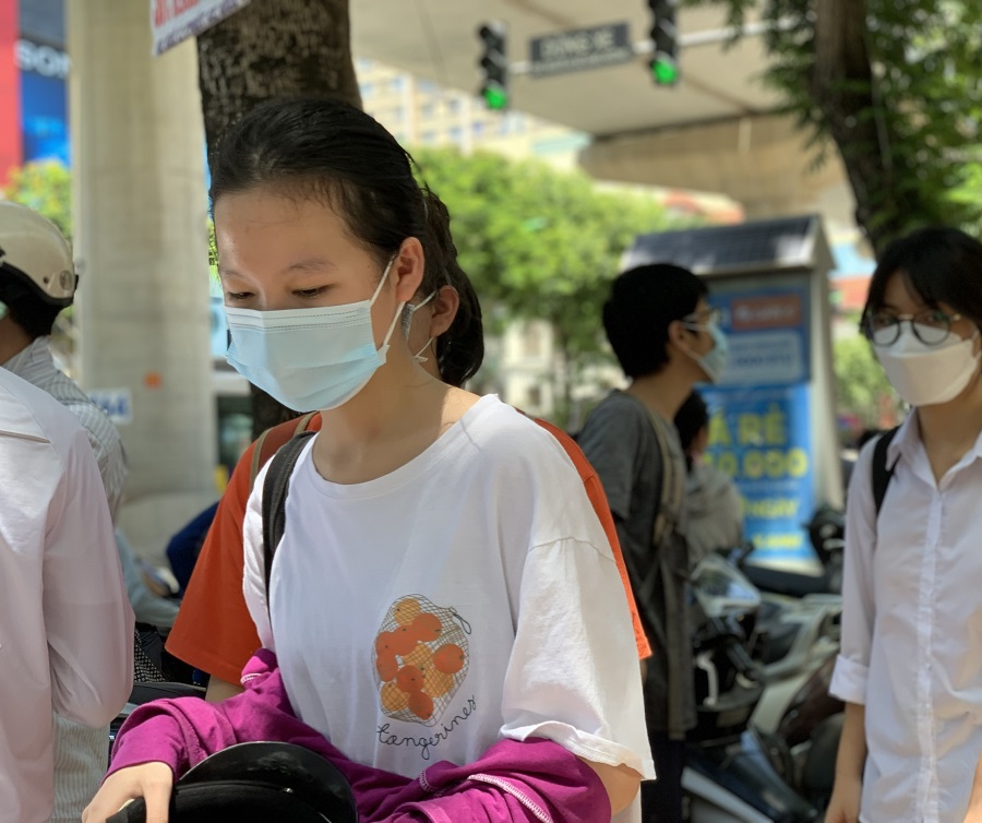 Thí sinh vượt nắng trên 40 độ C tham dự kỳ thi vào lớp 10 trường Nguyễn Tất Thành - Ảnh 3